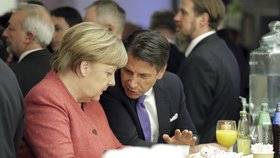 Davos 2019: Angela Merkelová a italský premiér Giuseppe Conte