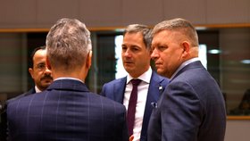 Summit EU v Bruselu: Slovenský premiér Robert Fico (vpravo) hovoří s belgickým premiérem Alexanderem De Croem (23.10.2023)