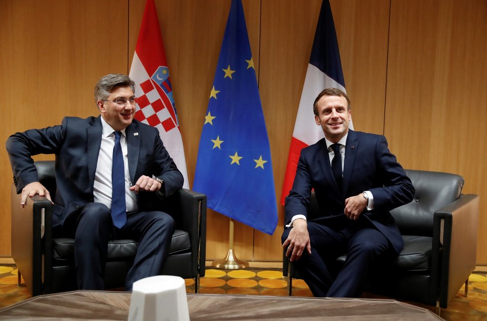 Summit EU v Bruselu: chorvatský premiér Andrej Plenkovic a francouzský prezident Emmanuel Macron