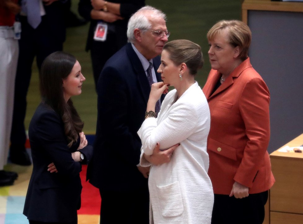 Summit EU v Bruselu: Finská premiérka Sanna Marinová, dánská premiérka Mette Frederiksenová, německá kancléřka Angela Merkelová a vysoký představitel Unie pro zahraniční věci a bezpečnostní politiku Josep Borrell