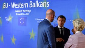 Předseda Evropské rady Charles Michel, franouzský prezident Macron a šéfka Evropské komise Ursula von  der Leyenová na summitu EU v Bruselu (23.6.2022)