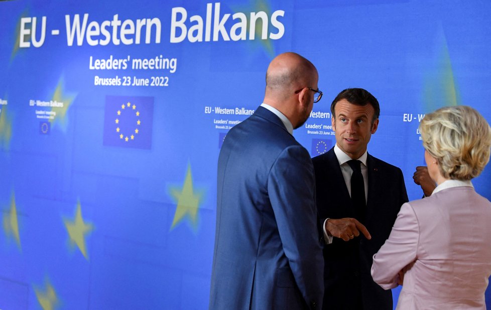 Předseda Evropské rady Charles Michel, franouzský prezident Macron a šéfka Evropské komise Ursula von  der Leyenová na summitu EU v Bruselu (23.6.2022)