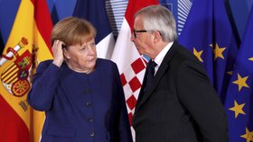 Angela Merkelová a Jean-Claude Juncker jsou často terčem ve fake news.