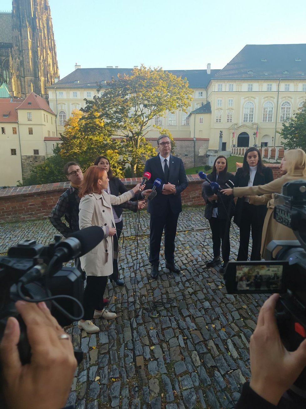 Srbský prezident Aleksandar Vučić v zahradách Pražského hradu
