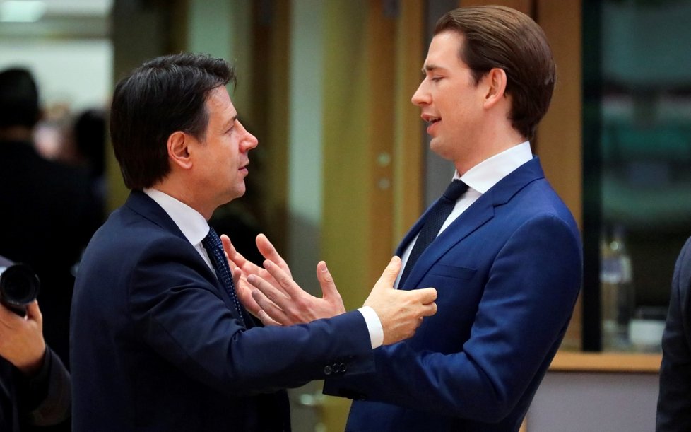 Mimořádný summit EU: Italský premiér Giuseppe Conte (vlevo) a rakouský kancléř Sebastian Kurz (20. 2. 2020)