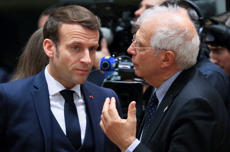 Mimořádný summit EU: Francouzský prezident Emmanuel Macron (vlevo; 20. 2. 2020)