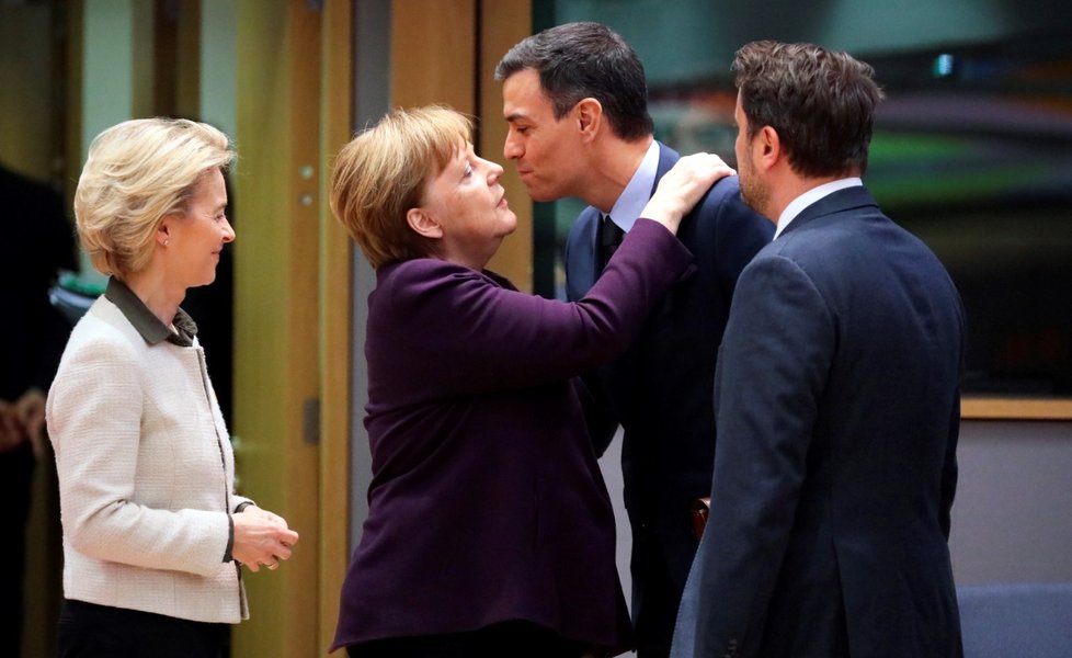 Mimořádný summit EU: Německá kancléřka Angela Merkelová a španělský premiér Pedro Sánchez (20. 2. 2020)