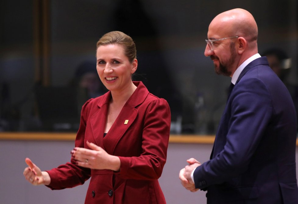 Mimořádný summit EU: Dánská premiérka Mette Frederiksenová a předseda Evropské rady Charles Michel (20. 2. 2020)