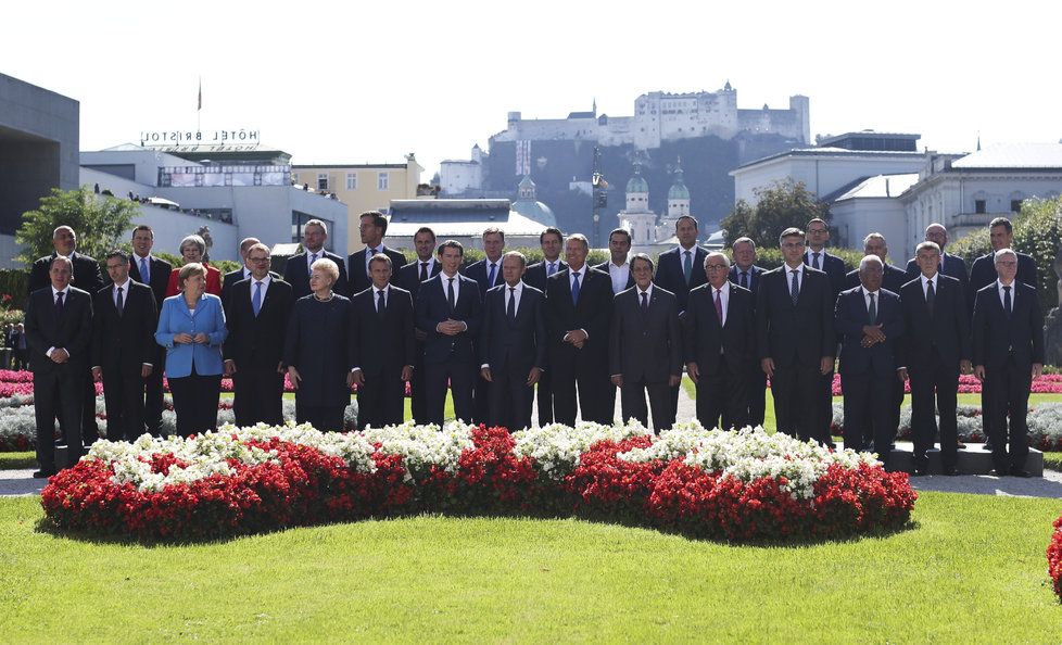 Summit lídrů EU v Salcburku. Společný snímek všech představitelů EU.