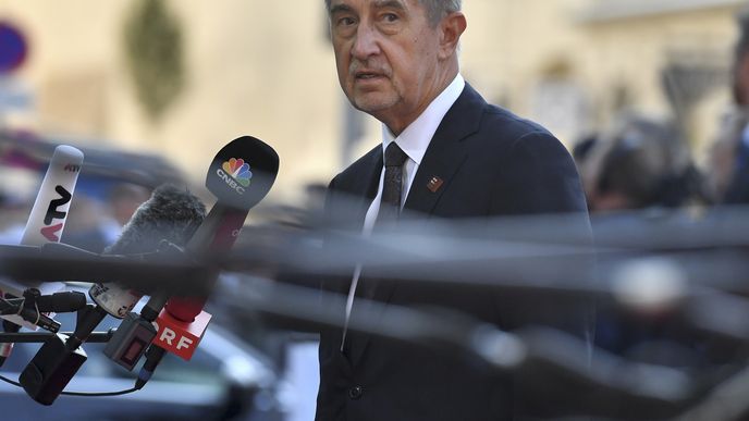Premiér Andrej Babiš při příjezdu na jednání summitu. Premiér Andrej Babiš při příjezdu na jednání summitu.