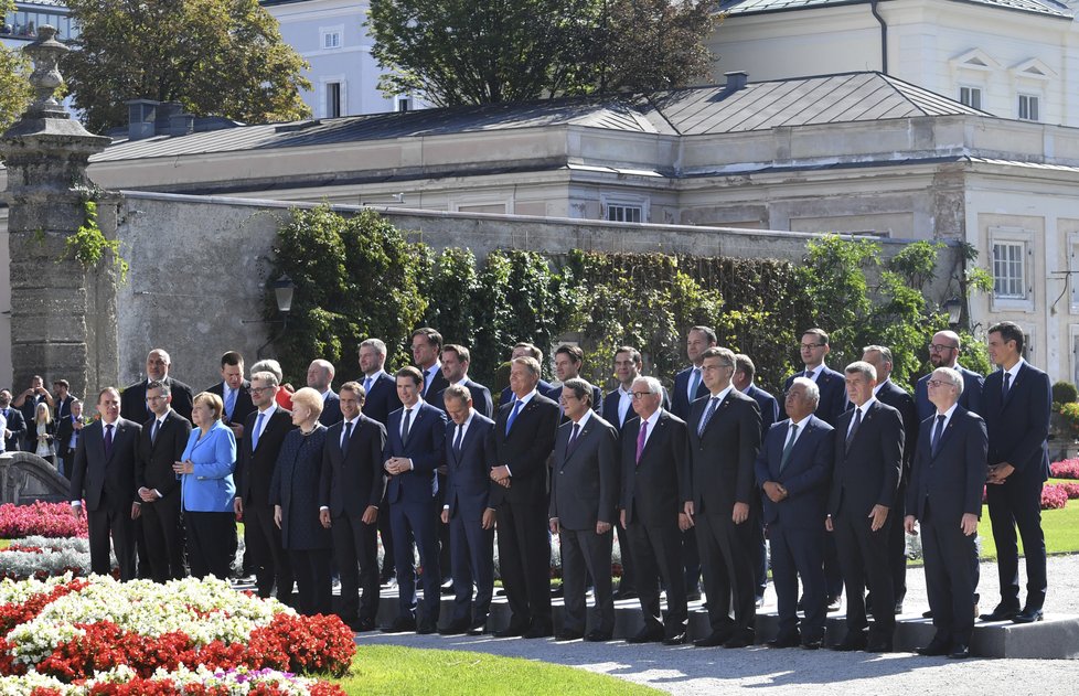 Summit lídrů EU v Salcburku. Společná fotka lídrů EU.