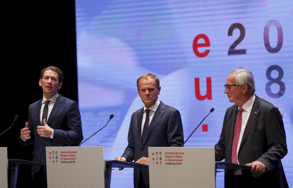Summit lídrů EU v Salcburku. Na snímku rakouský kancléř Sebastian Kurz, předseda Evropské rady Donald Tusk a předseda Evropské komise Jean-Caude Juncker.