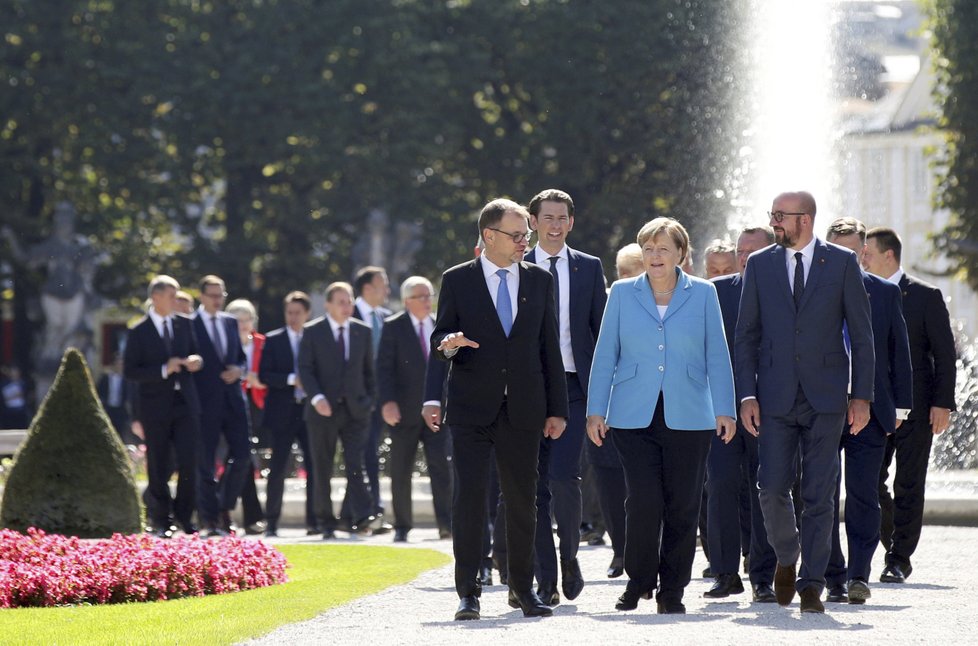 Summit lídrů EU v Salcburku. V čele lídrů EU německá kancléřka Angela Merkelová s belgickým premiérem Charlesem Michelem.