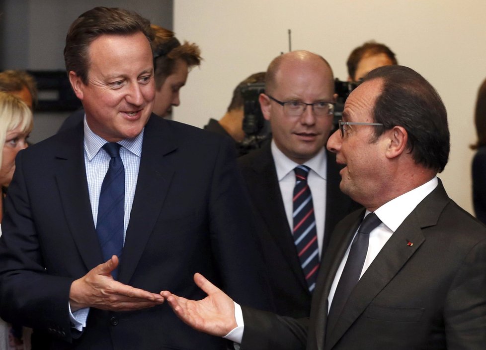 Summit EU se poprvé uspořádal tak rychle. Hlavním tématem je brexit. Premiér Sobotka na summitu v Bratislavě. V popředí britský premiér David Cameron a francouzský prezident François Hollande. 