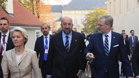 Petr Fiala a unijní lídři Charles Michel a Ursula von der Leyenová během supersummitu v Praze (7.10.2022)