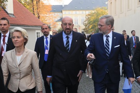 Petr Fiala a unijní lídři Charles Michel a Ursula von der Leyenová během supersummitu v Praze (7.10.2022)