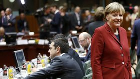 Summit EU v Bruselu: Německá kancléřka Merkel se usmívá za zády řeckého premiéra Tsiprase