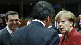 Summit EU v Bruselu: Německou kancléřku Merkel něco rozčílilo. Řecký premiér Tsipras se však směje