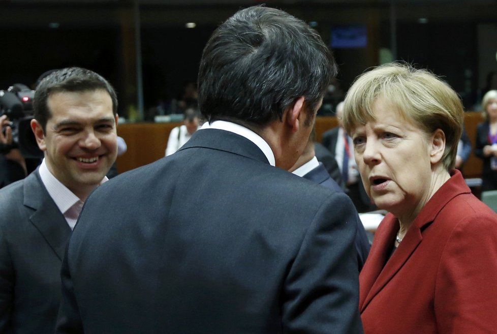 Summit EU v Bruselu: Německou kancléřku Merkelovou něco rozčílilo. Řecký premiér Tsipras se však směje
