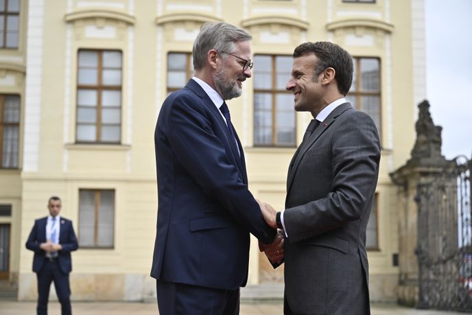 Petr Fiala, Emmanuel Macron Příjezd státníků na první jednání širšího formátu evropských zemí, Evropského politického společenství, 6. října 2022, Pražský hrad, Praha. Český premiér Petr Fiala a francouzský prezident Emmanuel Macron (vpravo).