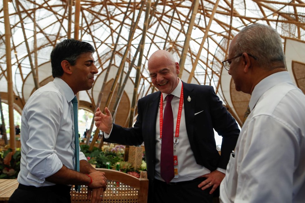 Summit G20 v Indonésii, Bali: britský premiér Rishi Sunak a předseda FIFA Gianni Infantino