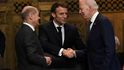 Berlín a Paříž nemají k americkému problému společný postoj. Německý kancléř Olaf Scholz, francouzský prezident Emmanuel Macron a americký prezident Joe Biden (15.11.2022)