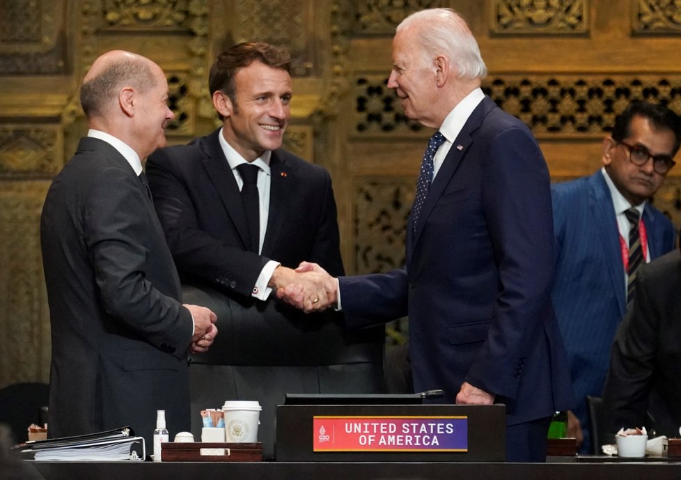 Summit G20 v Indonésii: Americký prezident Joe Biden, francouzský prezident Emmanuel Macron a německý kancléř Olaf Scholz (15.11.2022)