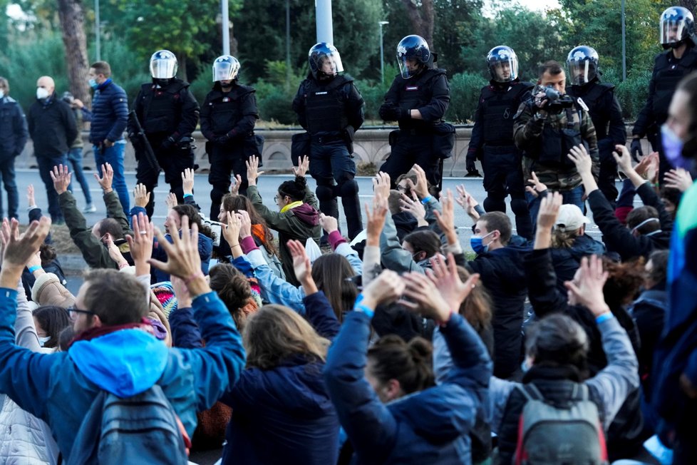 Italské ulice zaplavily během summitu ekonomik G20 davy demonstrantů