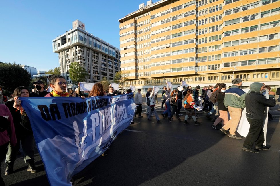 Italské ulice zaplavily během summitu ekonomik G20 davy demonstrantů