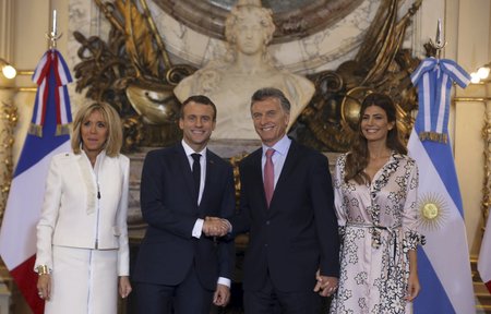 Francouzský prezident Emmanuel Macron s manželkou Brigitte a argentinským prezidentem Mauriciem Macrim a první dámou Julianou.