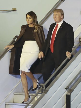 Manželka amerického prezidenta Trumpa Melania dorazila na summit G20 v lodičkách s kravským potiskem.