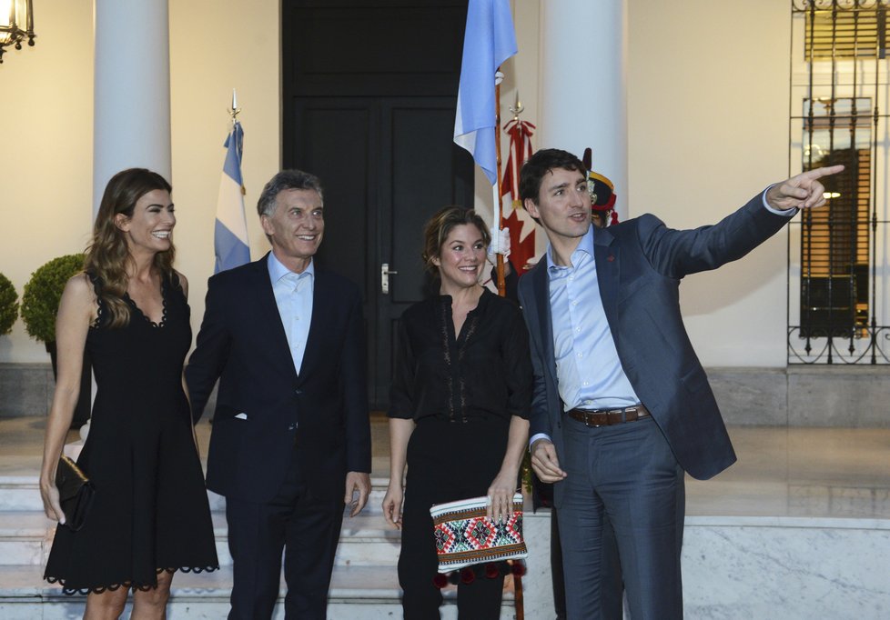 Kanadský premiér Justin Trudeau s manželkou Sophií a argentinským prezidentem Mauriciem Macrim a první dámou Julianou.