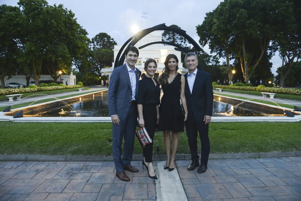 Kanadský premiér Justin Trudeau s manželkou Sophií a argentinským prezidentem Mauriciem Macrim a první dámou Julianou.