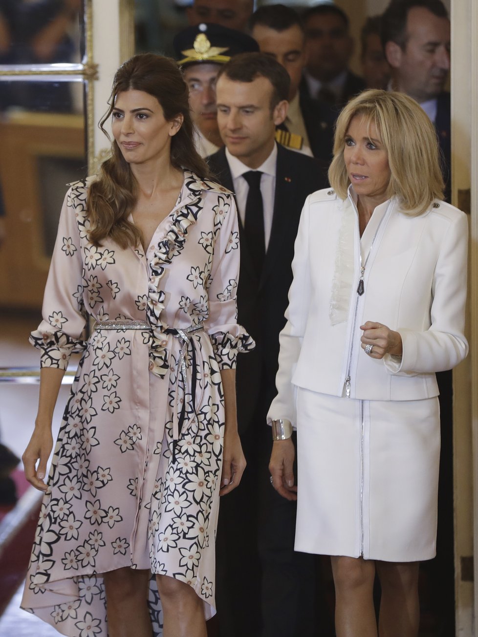 Na summit G 20 do Argentiny přijel francouzský prezident s manželkou Brigitte. Na snímku s argentinskou první dámou Julianou Awadovou.