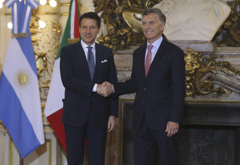 Italský premiér Guiseppe Conte s argentinským prezidentem Mauriciem Macrim (Summit G20, 2018).