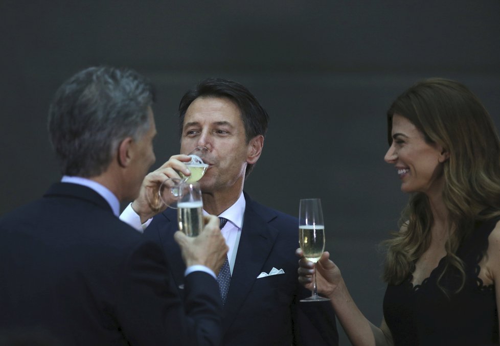 Italský premiér Guiseppe Conte s argentinským prezidentem Mauriciem Macrim a jeho ženou Julianou (Summit G20, 2018).