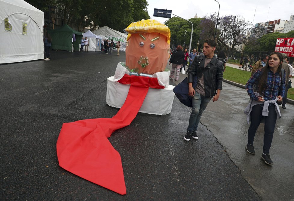 V Argentině u příležitosti konání summitu G20 probíhají demonstrace proti americkému prezidentovi Donaldovi Trumpovi.