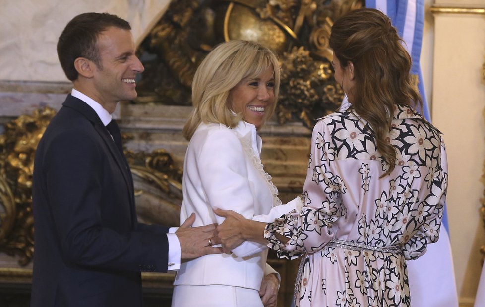 První dáma Francie Brigitte Macronová s manželkou argentinského prezidenta Macriho Julianou Awadovou.