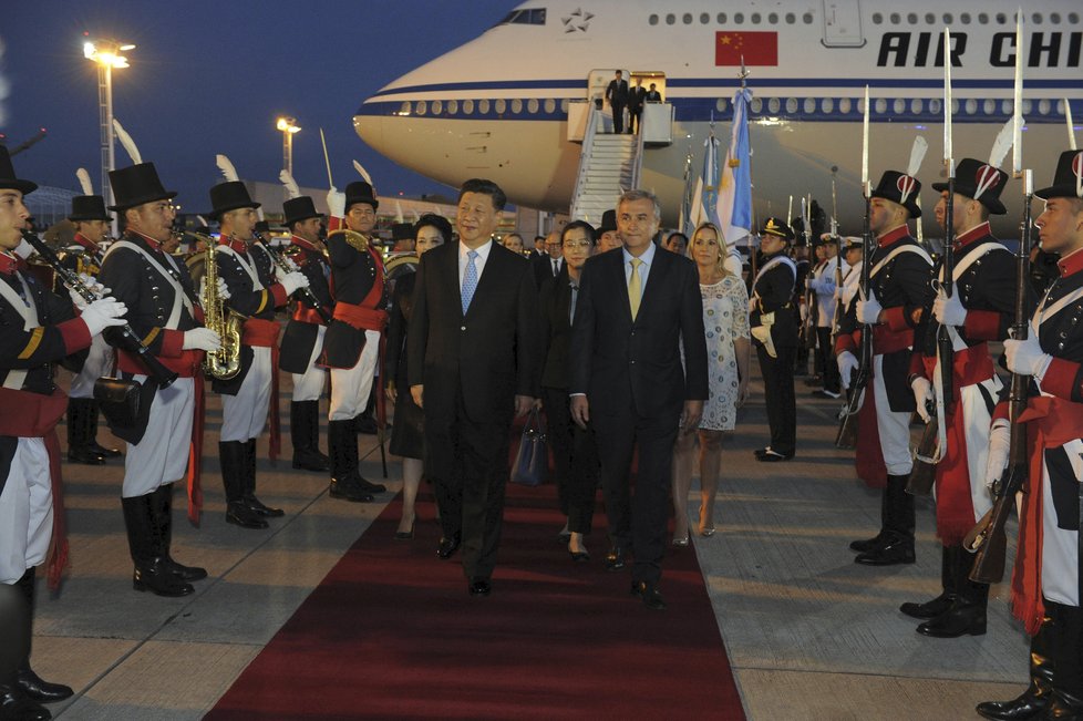 Na summit G20 do Argentiny přijel čínský prezident Si Ťin-pching s manželkou.