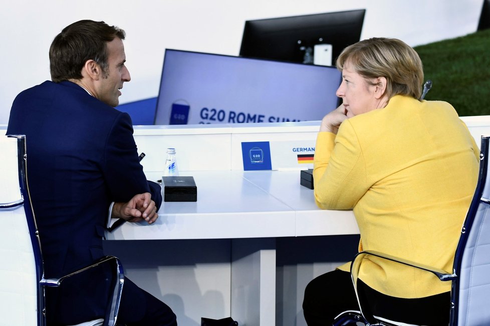 Summit ekonomik G20 v Římě: Německá kancléřka Angela Merkelová a francouzský prezident Emmanuel Macron