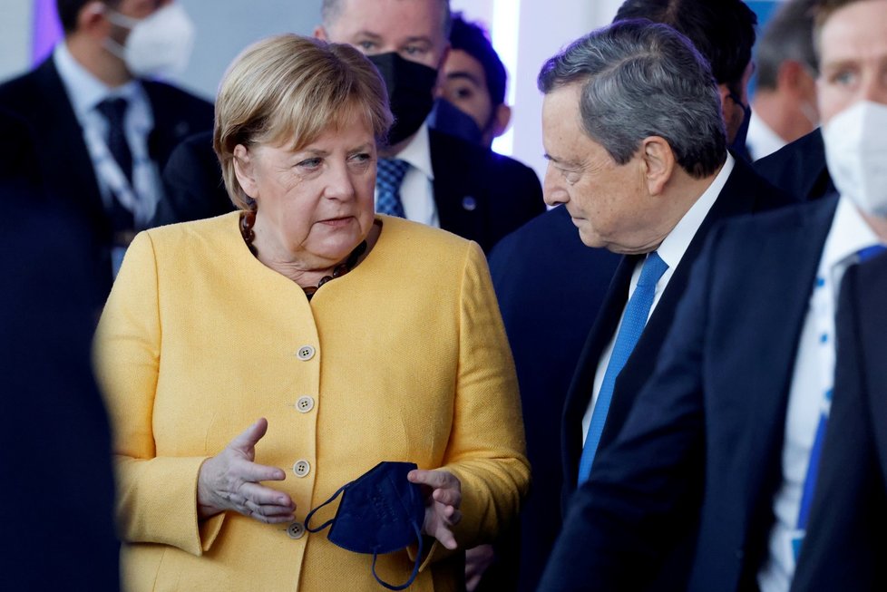 Summit ekonomik G20 v Římě: Německá kancléřka Angela Merkelová a italský premiér Mario Draghi