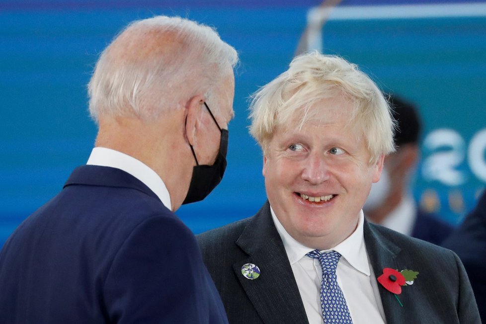 Summit ekonomik G20 v Římě: americký prezident Joe Biden a britský premiér Boris Johnson