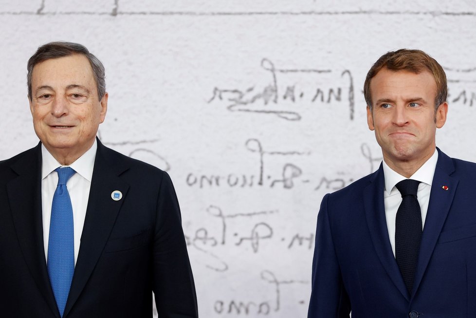 Summit ekonomik G20 v Římě: francouzský prezident Emmauel Macron a italský premiér Mario Draghi