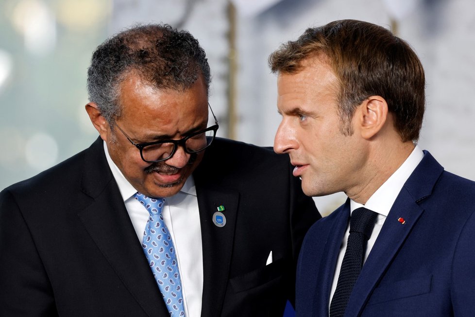 Summit ekonomik G20 v Římě: prezident Francie Emmanuel Macron a šéf Světové zdravotnické organizace Tedros Ghebreyesus