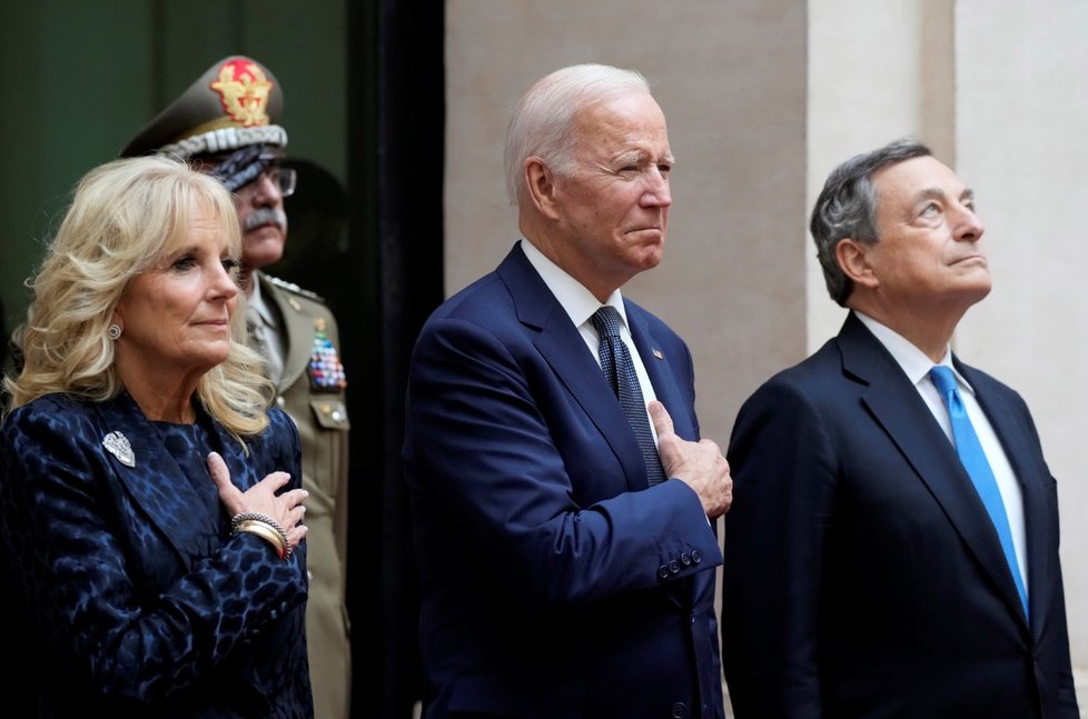 Summit ekonomik G20 v Římě: Americký prezident Joe Biden, Jill Bidenová a italský premiér Mario Draghi (30.10.2021)