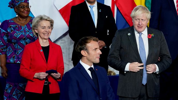 Summit ekonomik G20 v Římě: šéfka Evropské komise Ursula von der Leyenová, Emmanuel Macron a Boris Johnson