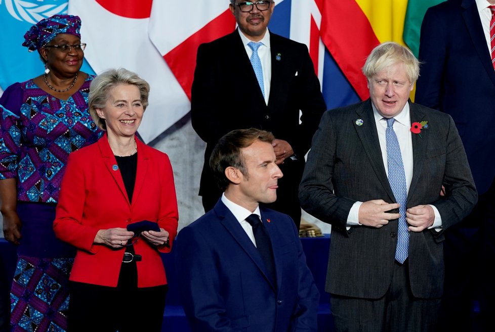 Summit ekonomik G20 v Římě: šéfka Evropské komise Ursula von der Leyenová, Emmanuel Macron a Boris Johnson