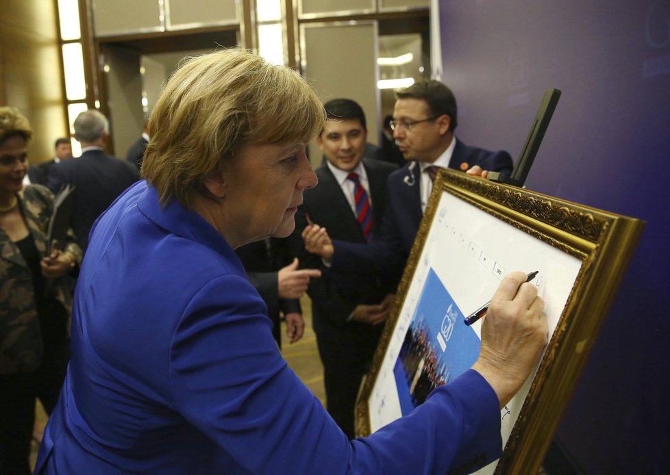 Summit G20 v Turecku: Angela Merkel a podpis pod společnou fotku státníků
