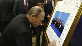 Summit G20 v Turecku: Vladimir Putin a podpis pod společnou fotku státníků