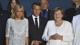 Summit G7 projednával obchodní války i krizi kolem Íránu: Francouzský prezident Emmanuel Macron, jeho manželka a německá kancléřka Angela Merkelová (26. 8. 2019)